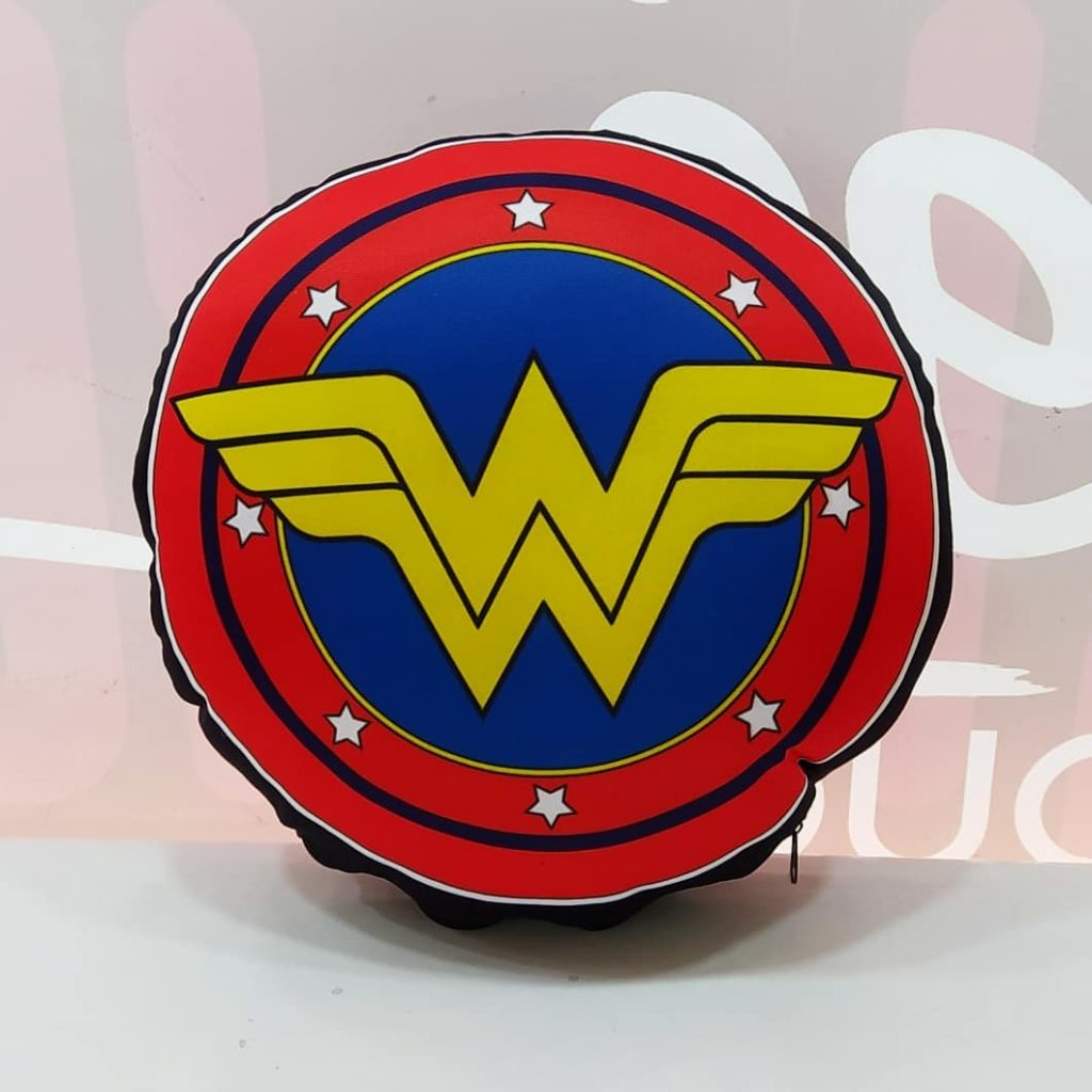 Cojín Forma Escudo Mujer Maravilla